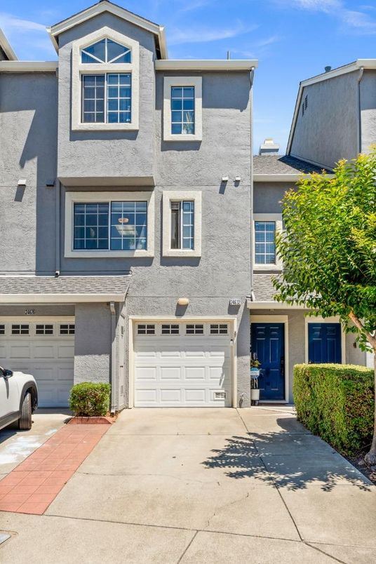 Attached, Exterior, Facade, Rowhouse