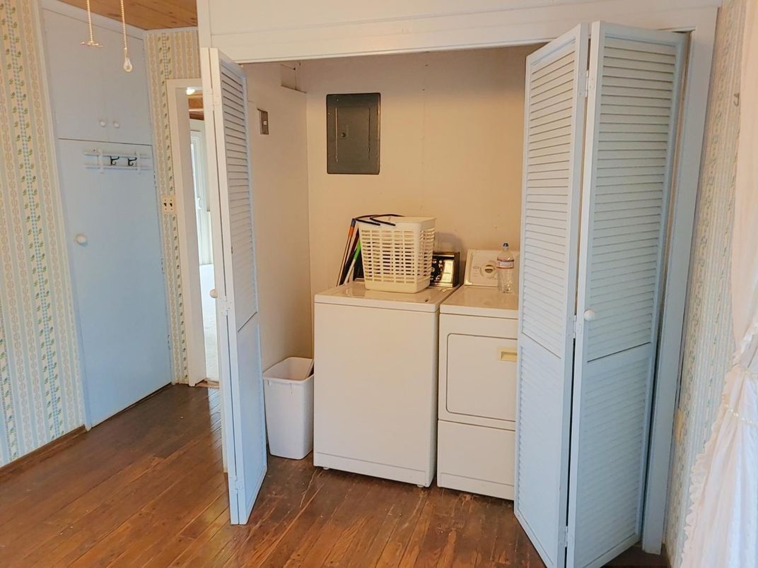 Interior, Utility Closets, Washer, Wood Texture Flooring