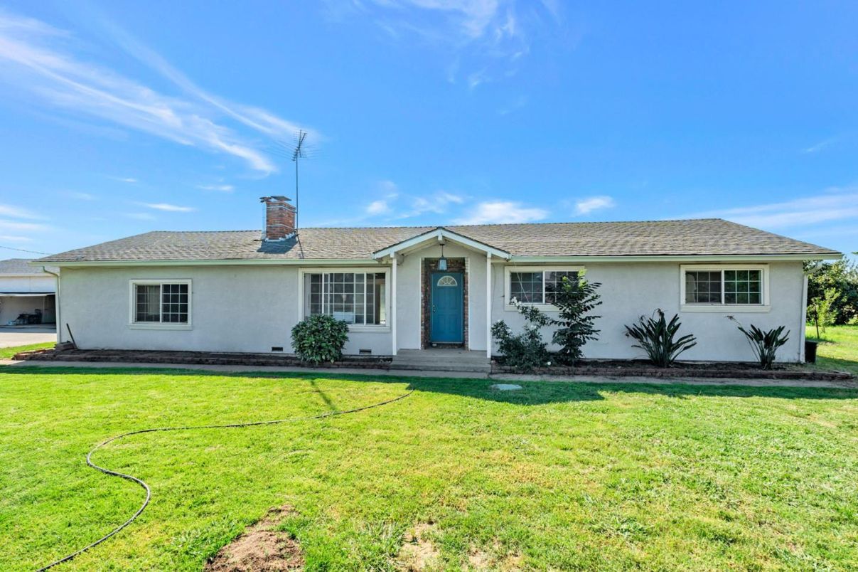 Backyard, Exterior, Facade, Ranch