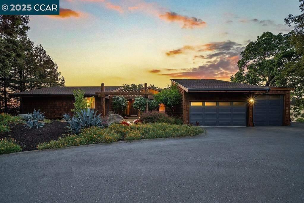 Attached, Exterior, Facade, Brick Facade, Ranch