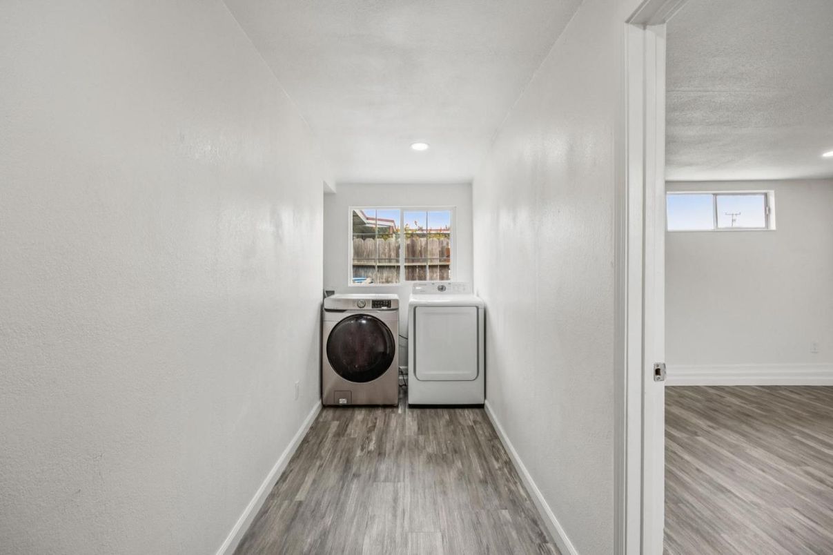 Interior, Recessed Lighting, Washer, Wood Texture Flooring