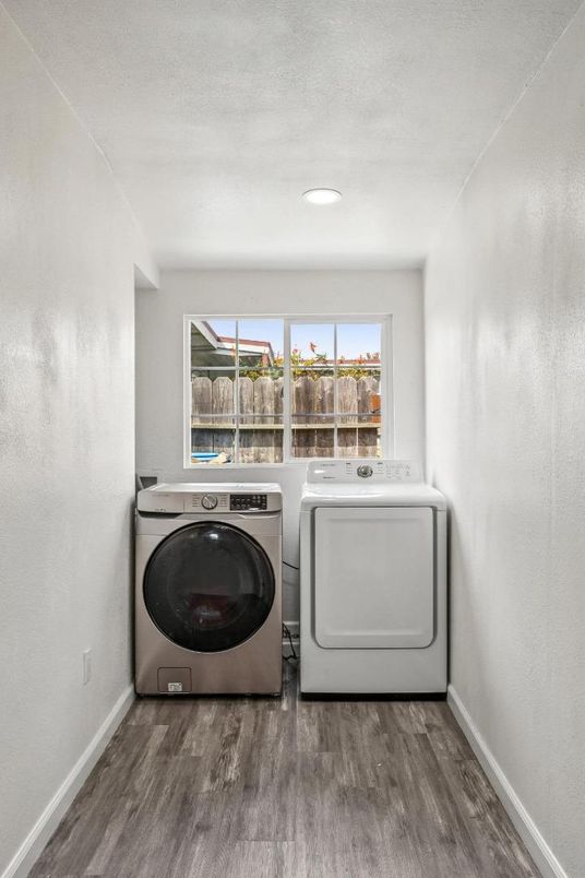 Interior, Recessed Lighting, Washer, Wood Texture Flooring