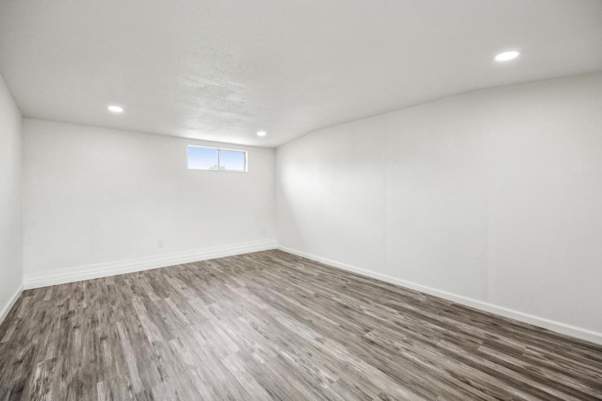 Empty room, Interior, Recessed Lighting, Wood Texture Flooring