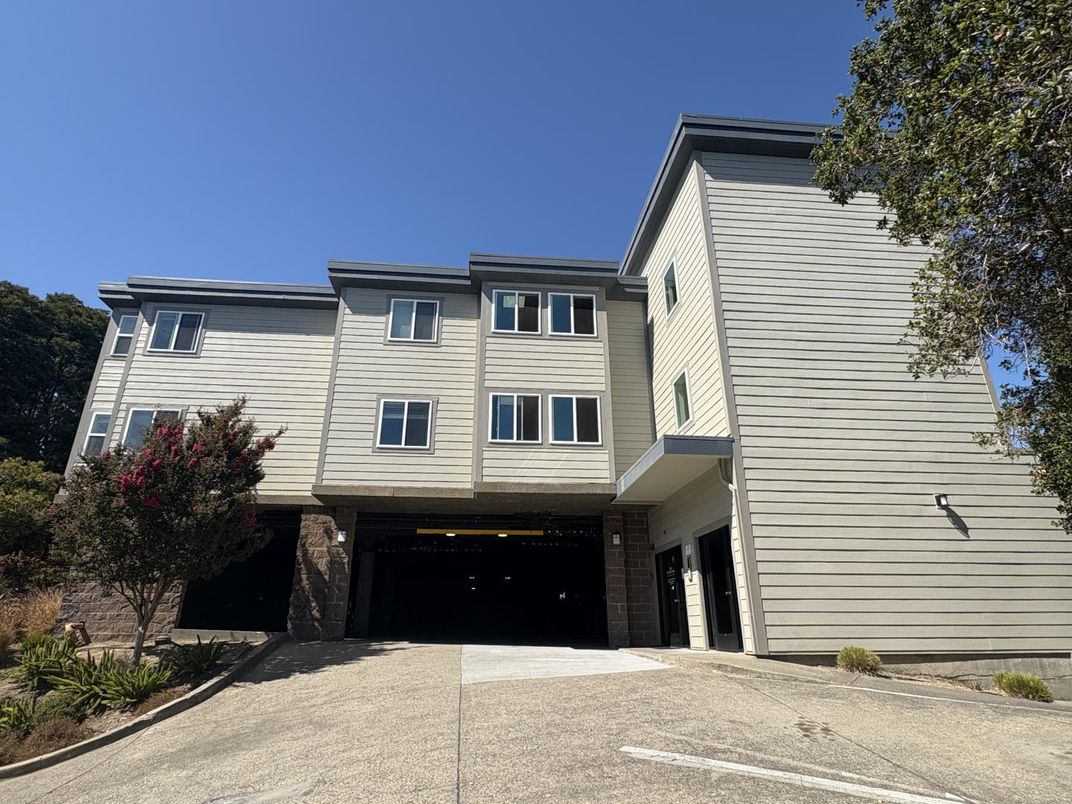 Attached, Exterior, Facade, Rowhouse