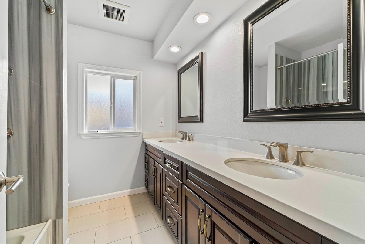Bathroom, Dual Sink Vanities, Interior, Recessed Lighting