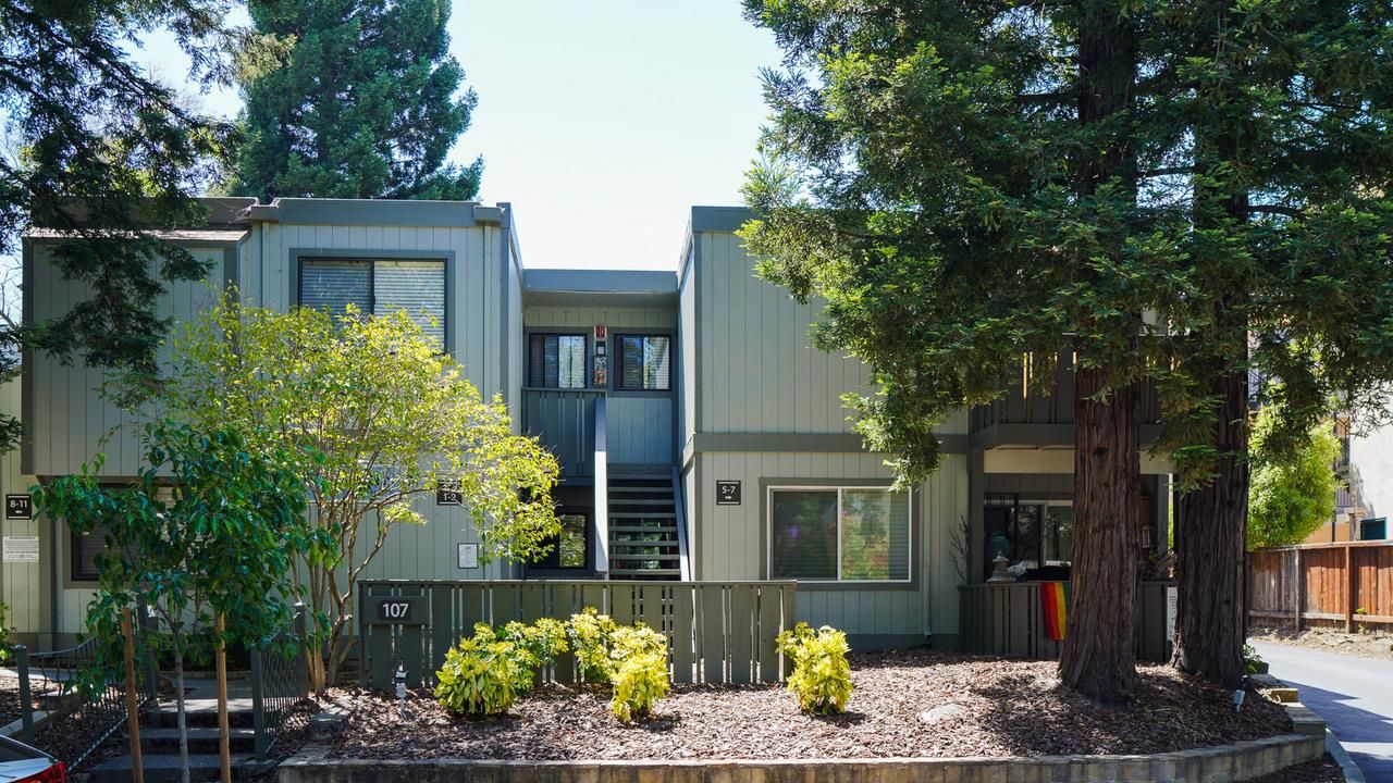 Exterior, Facade, Modern