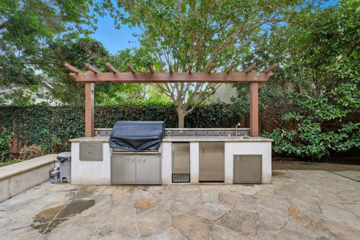 Exterior, Outdoor Kitchen