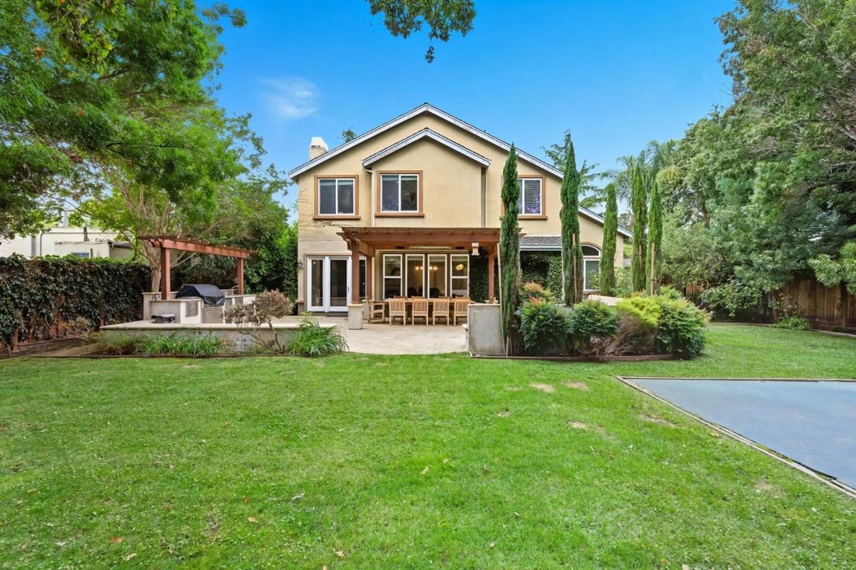 Backyard, Exterior, Outdoor Kitchen