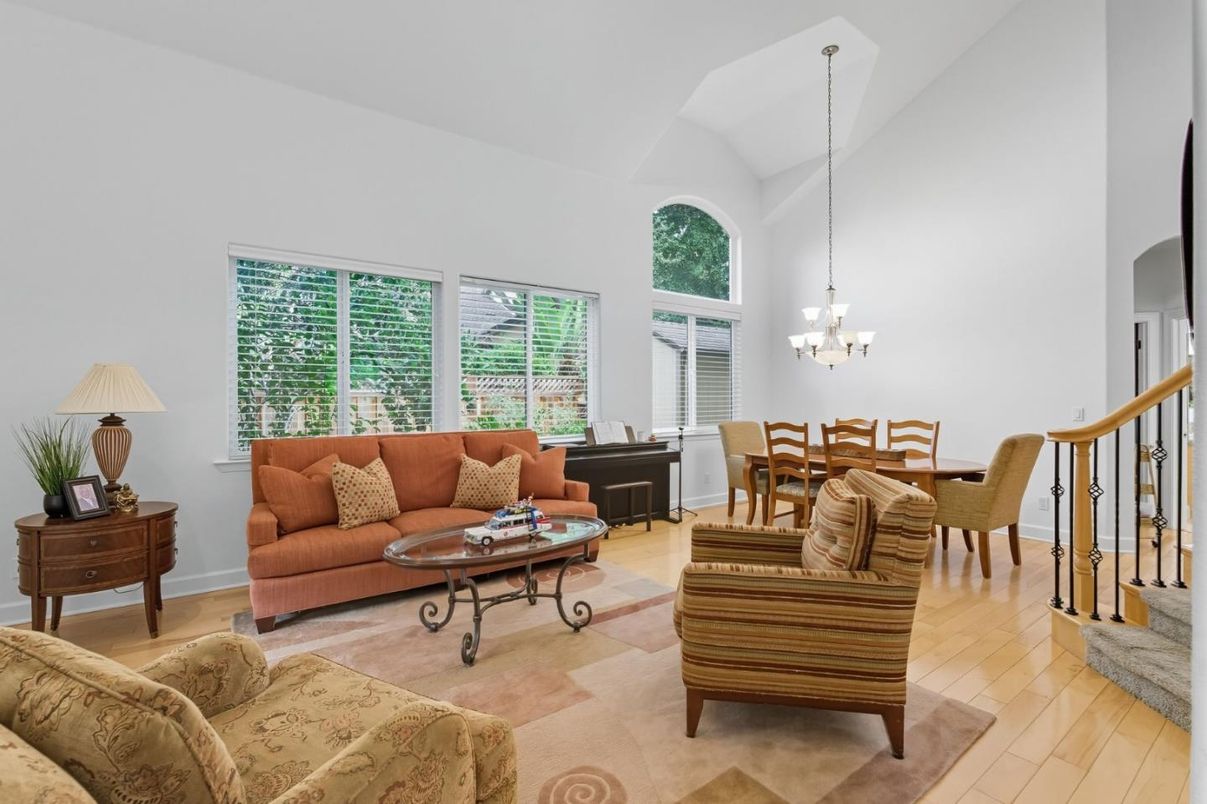 Chandelier, Dining room, Interior, Living room