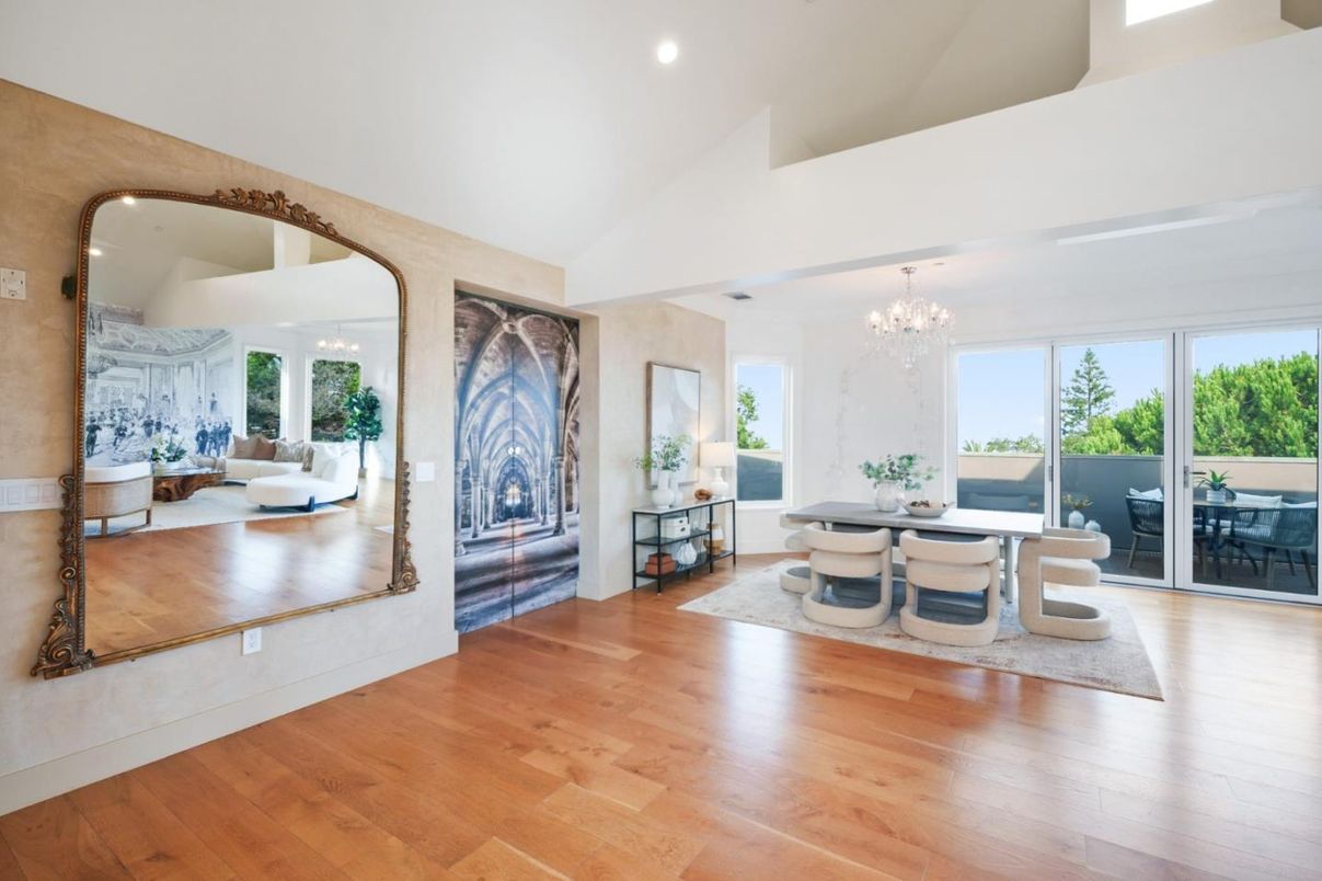 Chandelier, Dining room, Interior, Recessed Lighting, Wood Texture Flooring