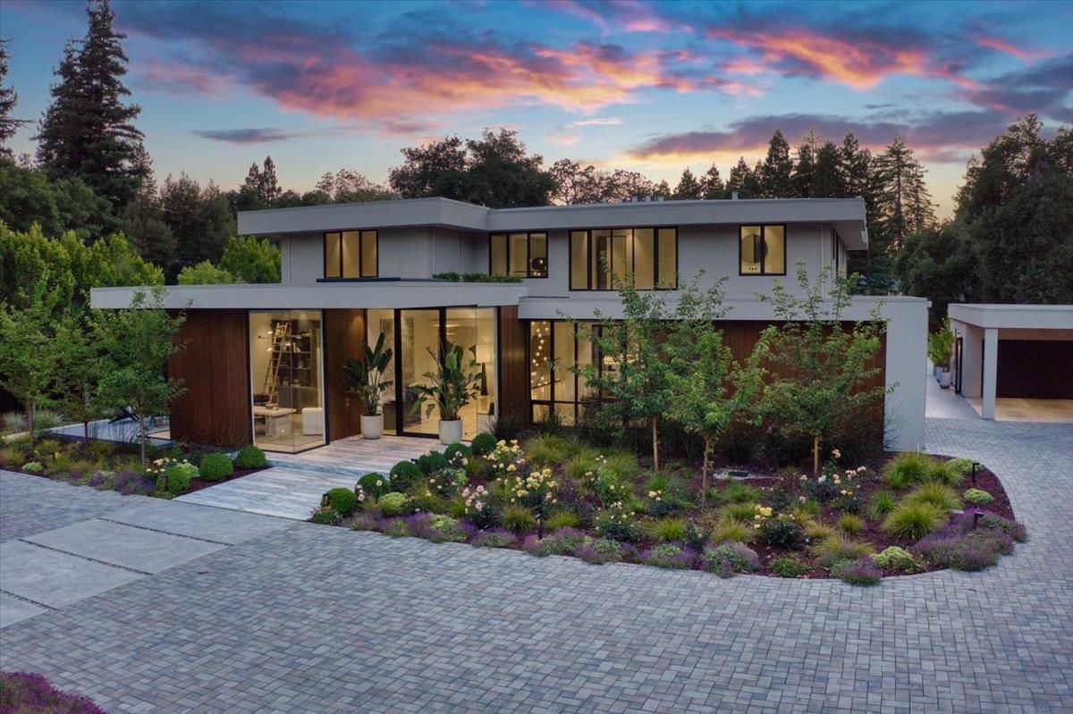 Exterior, Facade, Modern