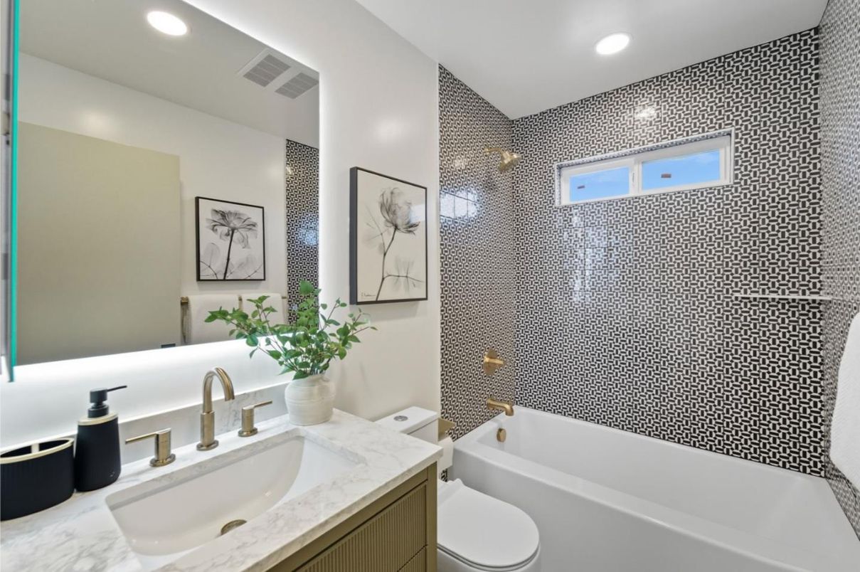 Bathroom, Interior, Recessed Lighting