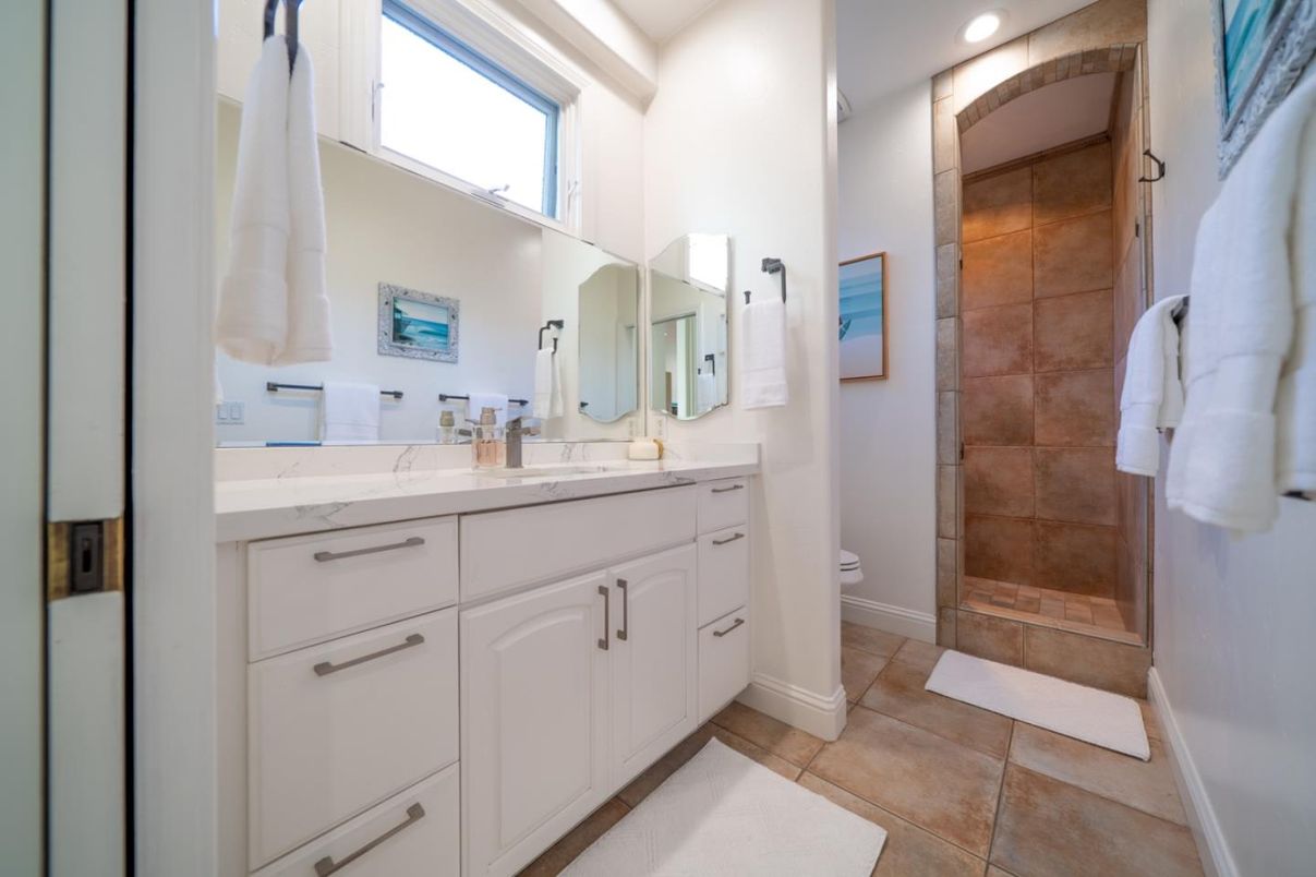 Bathroom, Dual Sink Vanities, Interior, Recessed Lighting