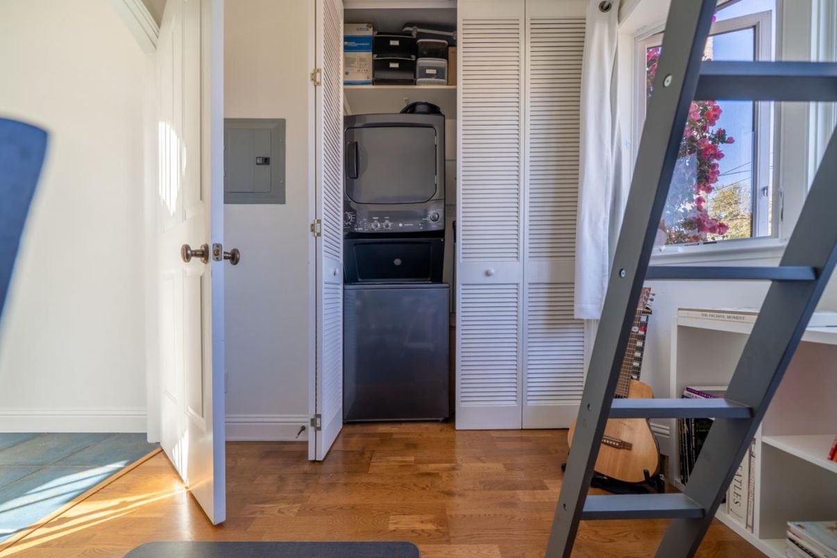 Interior, Utility Closets, Washer, Wood Texture Flooring