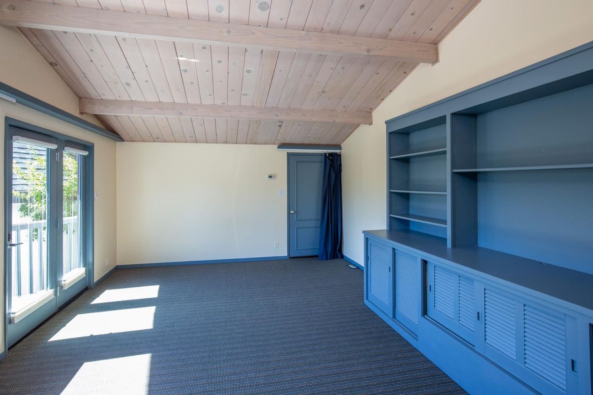 Empty room, Interior, Wooden Beams, Wooden Ceilings