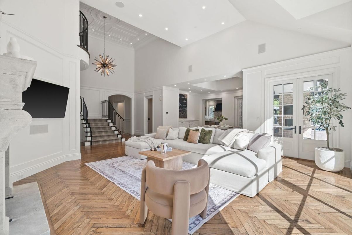 Interior, Living room, Pendant Lights, Recessed Lighting, Wood Texture Flooring