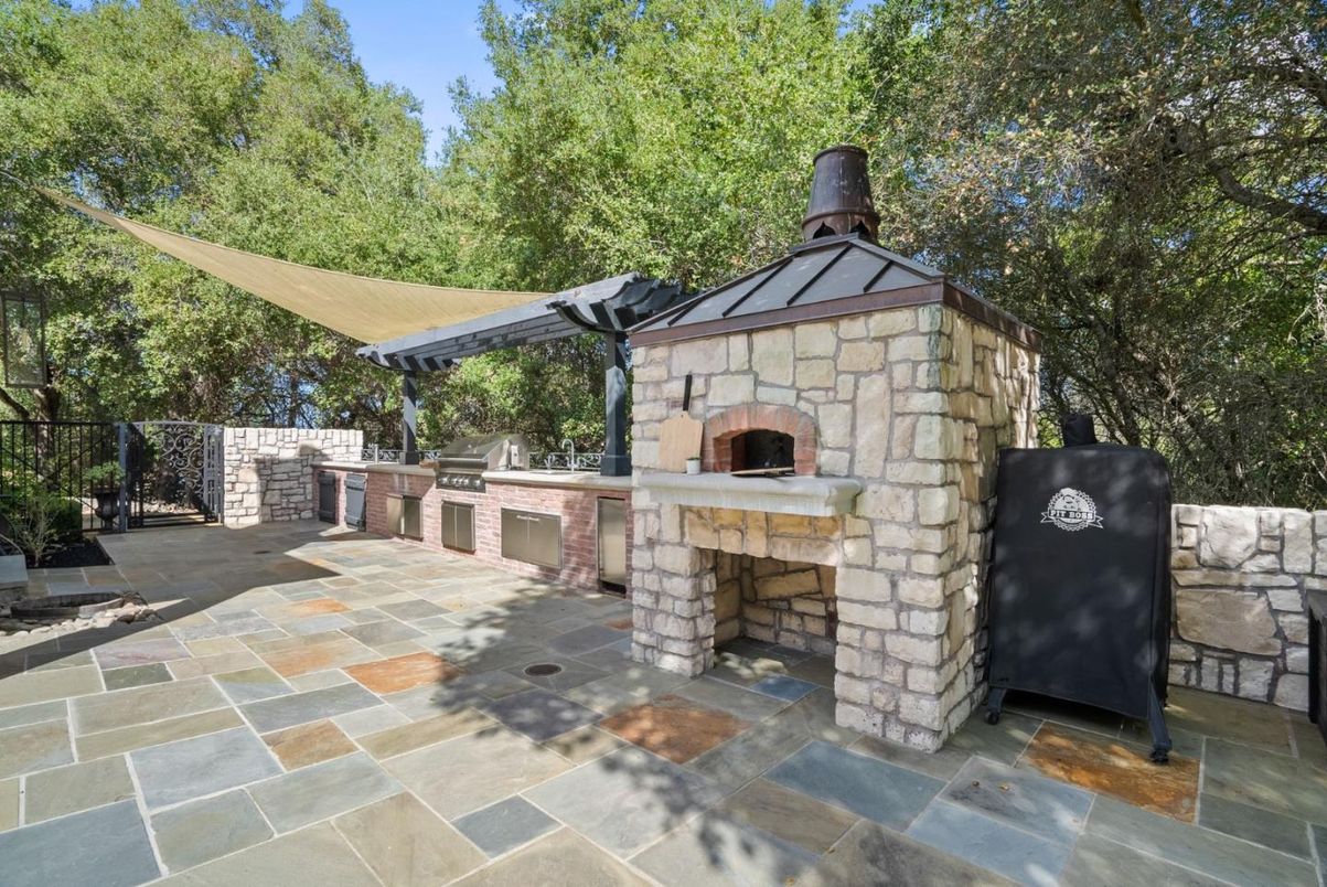 Exterior, Fireplace, Outdoor Kitchen