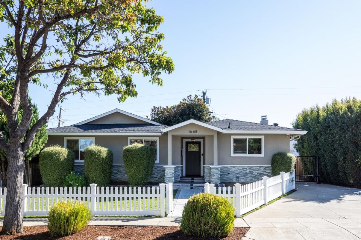 Exterior, Facade, Ranch