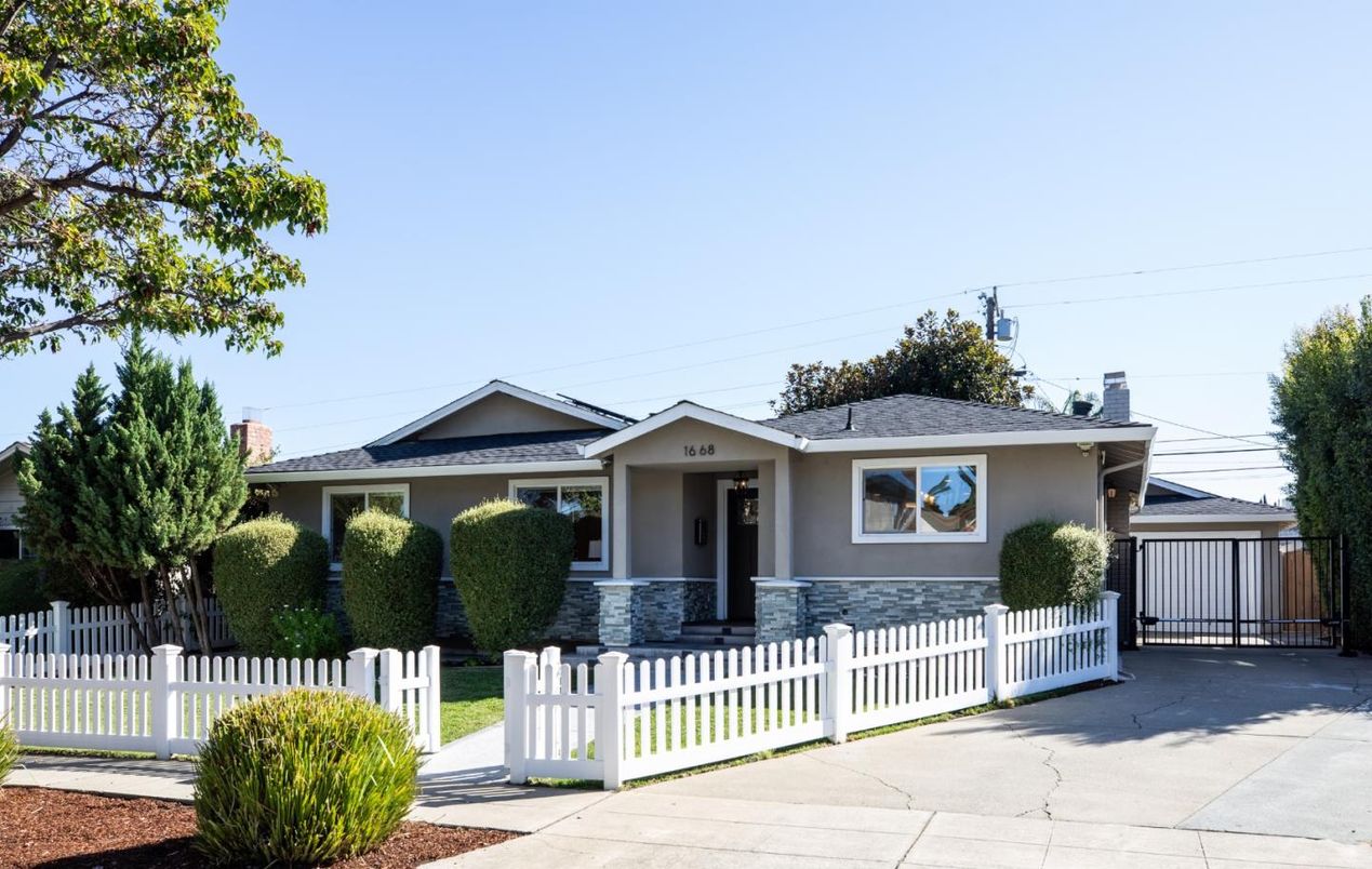 Backyard, Exterior, Facade, Ranch