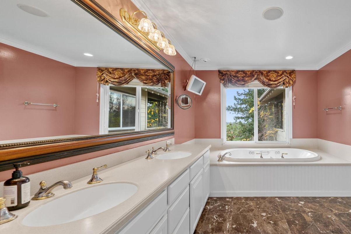 Bathroom, Dual Sink Vanities, Interior, Recessed Lighting