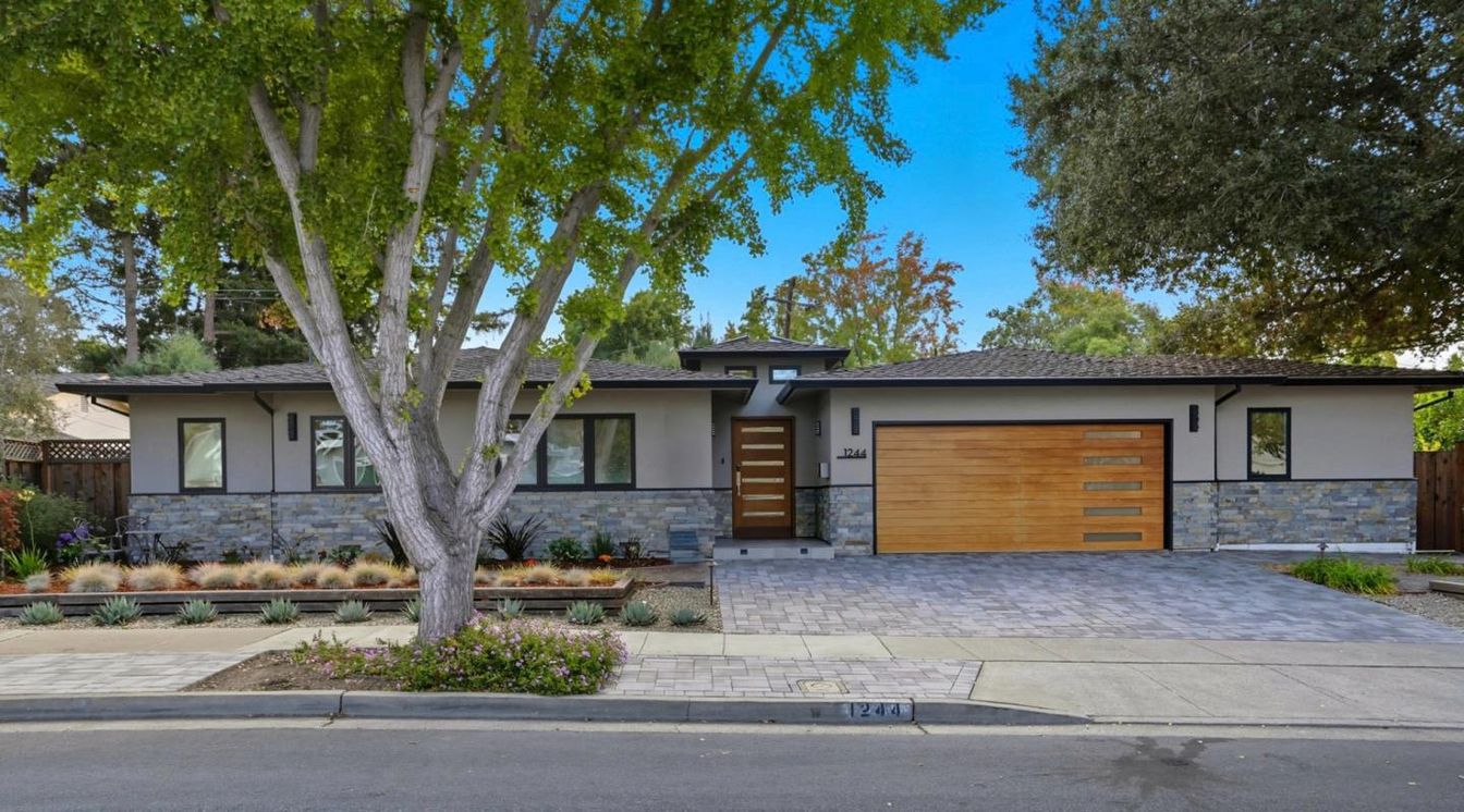 Attached, Exterior, Facade, Ranch