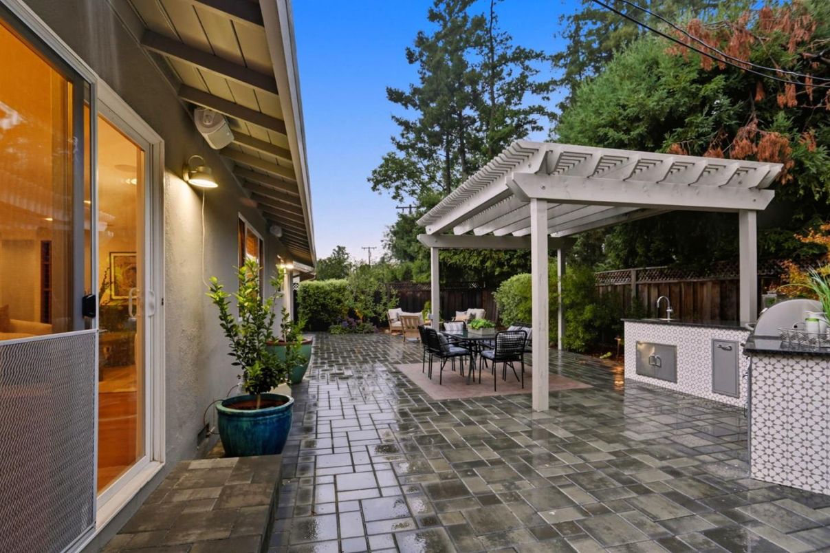 Exterior, Outdoor Kitchen