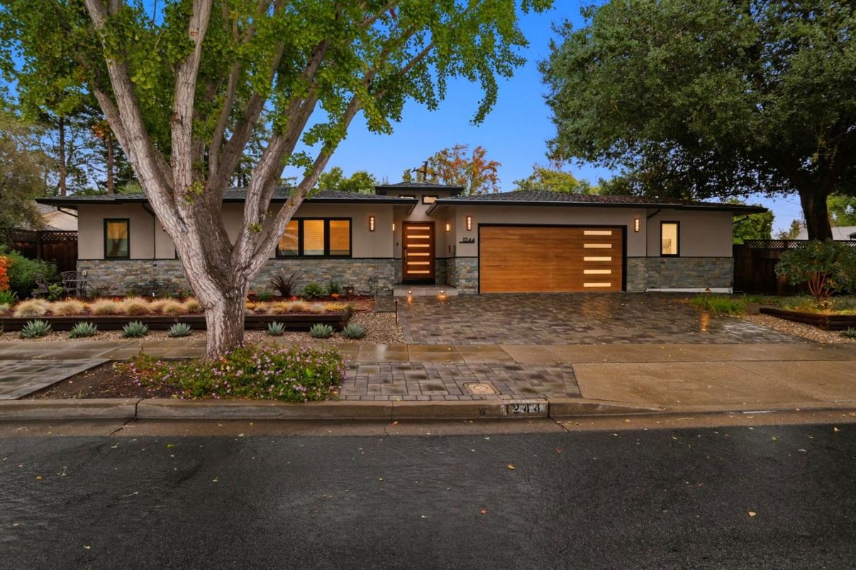 Attached, Exterior, Facade, Ranch