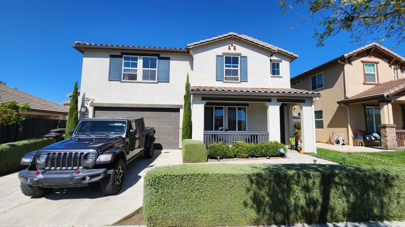 Attached, Exterior, Facade, Mediterranean