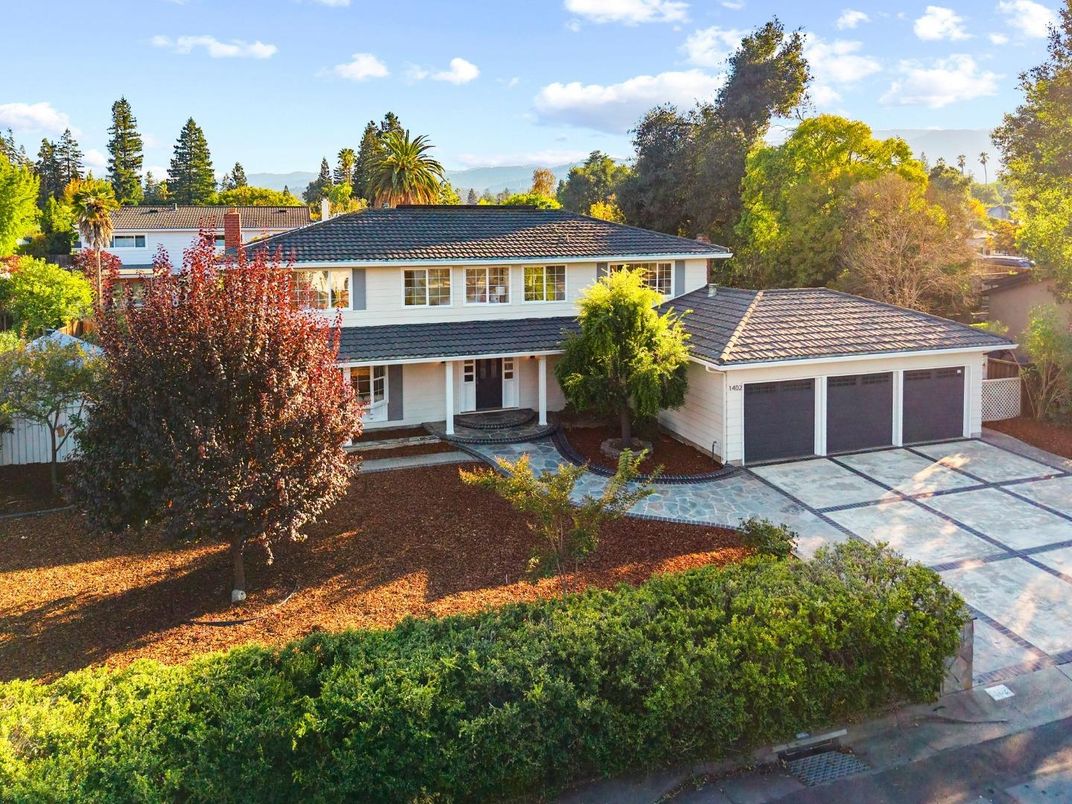 Attached, Exterior, Facade, Mediterranean