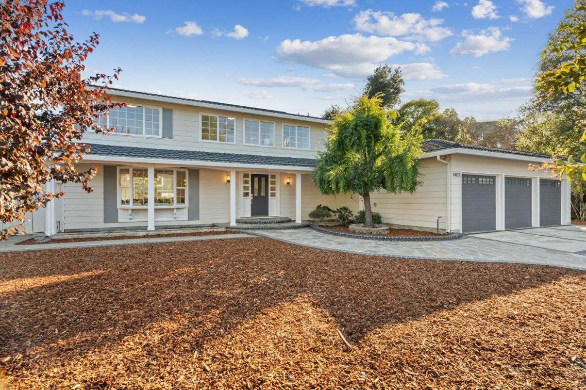 Attached, Exterior, Facade, Farmhouse