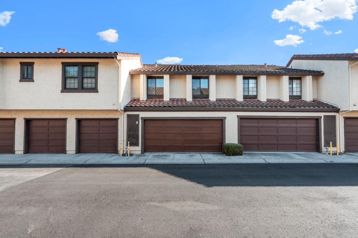 Attached, Exterior, Facade, Mediterranean