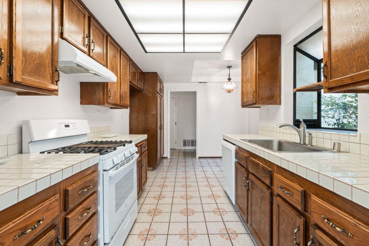 Interior, Kitchen, Pendant Lights, Tile Countertops