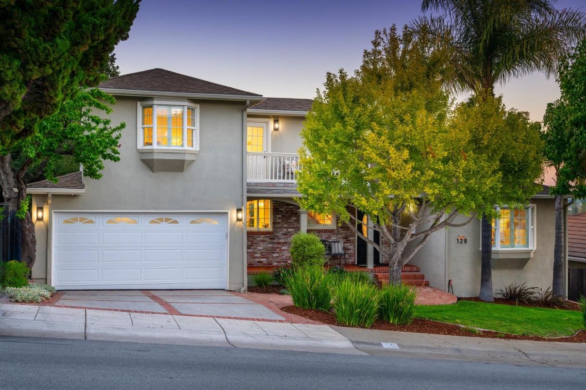 Attached, Exterior, Facade, Split Level