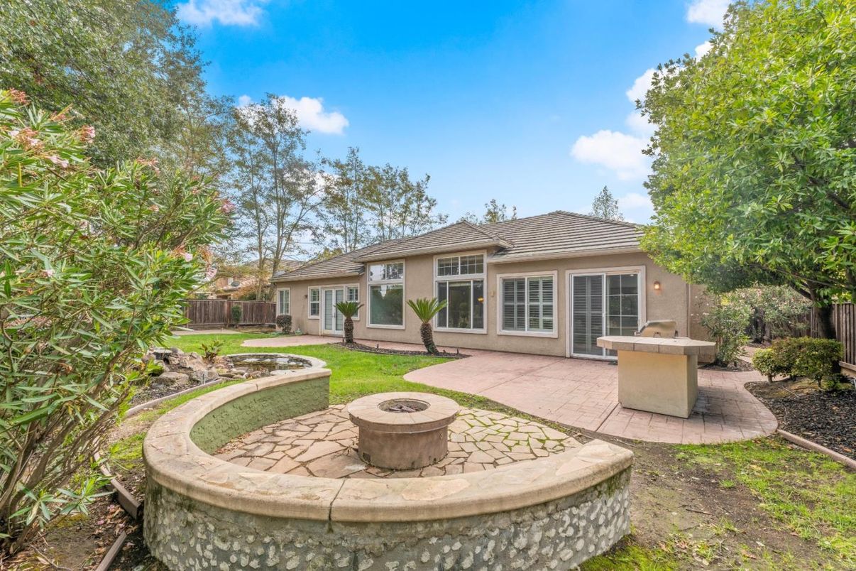 Backyard, Exterior, Outdoor Kitchen