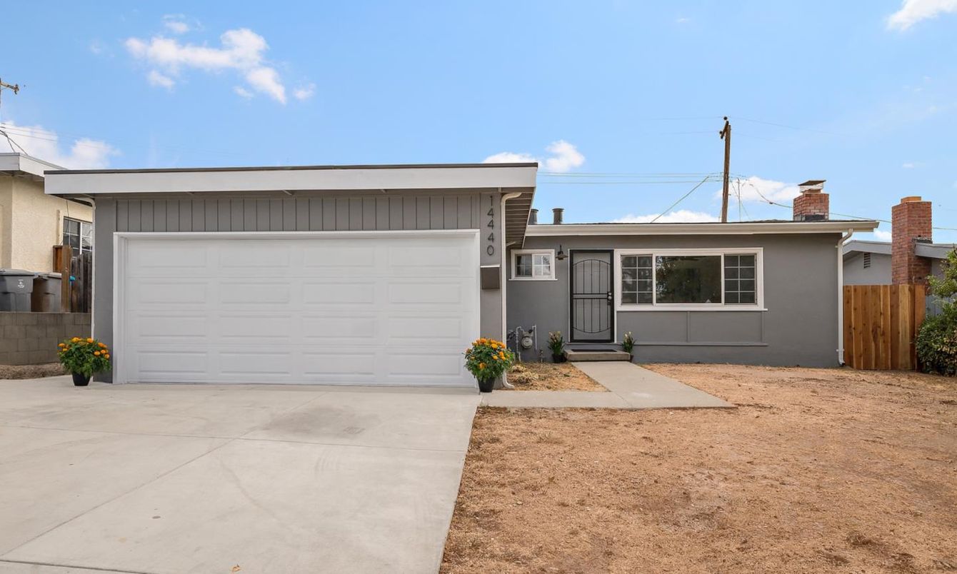 Attached, Exterior, Facade, Modern
