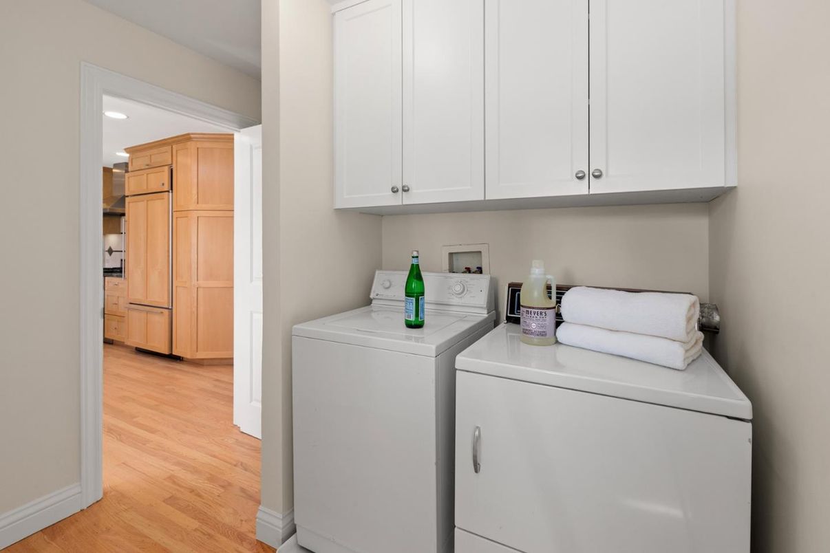 Interior, Recessed Lighting, Washer, Wood Texture Flooring
