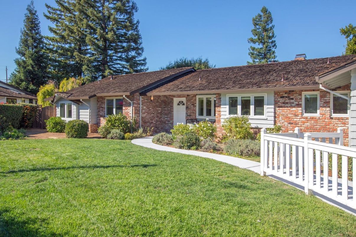 Backyard, Exterior, Facade, Brick Facade, Ranch