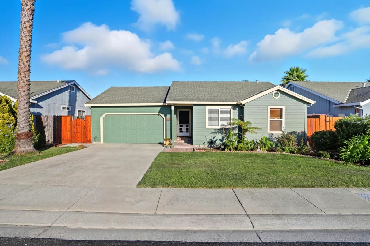 Attached, Exterior, Facade, Ranch