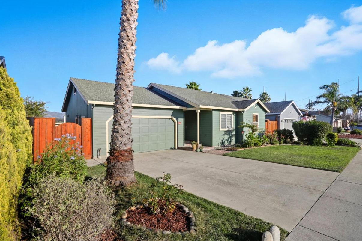 Attached, Exterior, Facade, Ranch