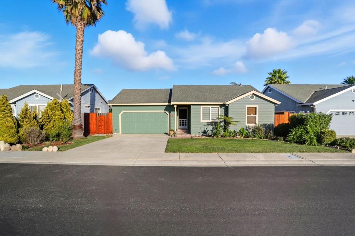 Attached, Exterior, Facade, Ranch