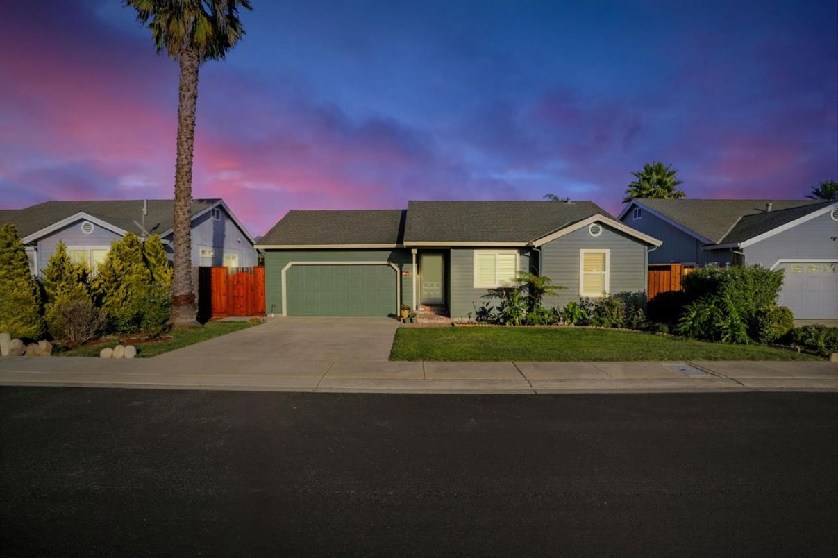 Attached, Exterior, Facade, Ranch