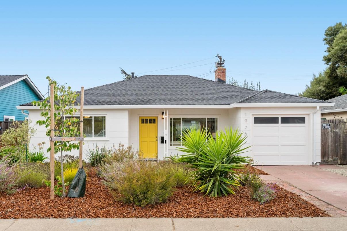 Attached, Exterior, Facade, Ranch