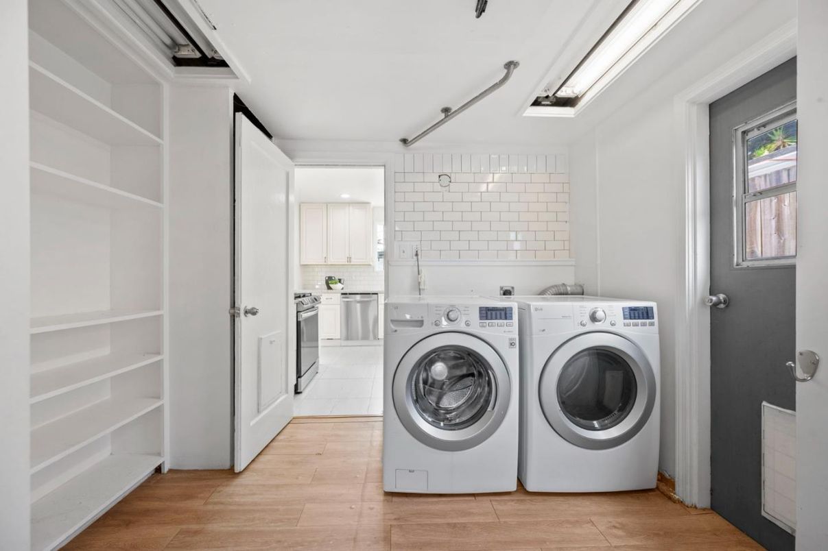 Interior, Washer, Wood Texture Flooring