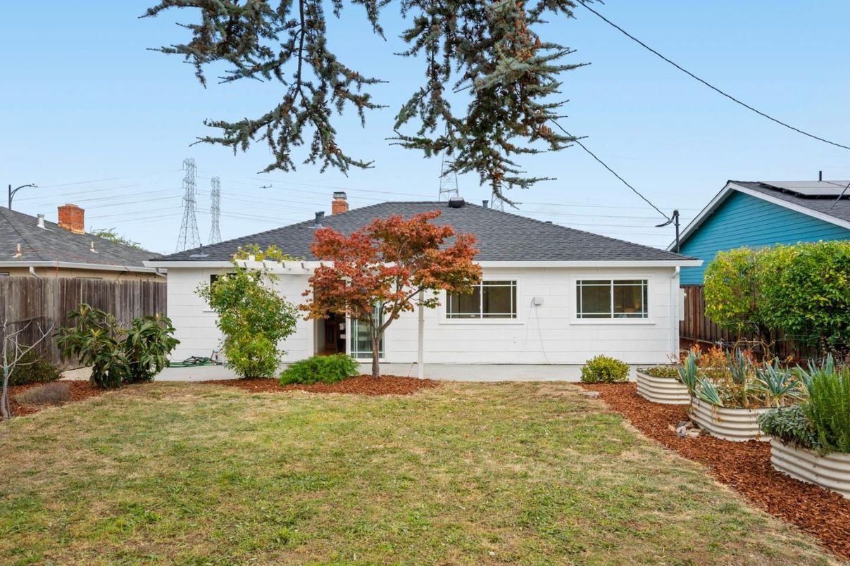 Backyard, Exterior, Facade, Ranch