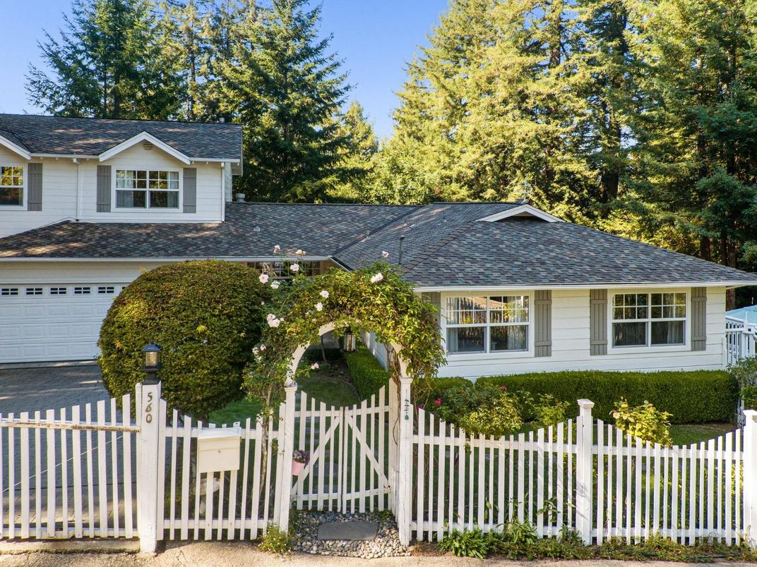 Attached, Exterior, Facade, Ranch