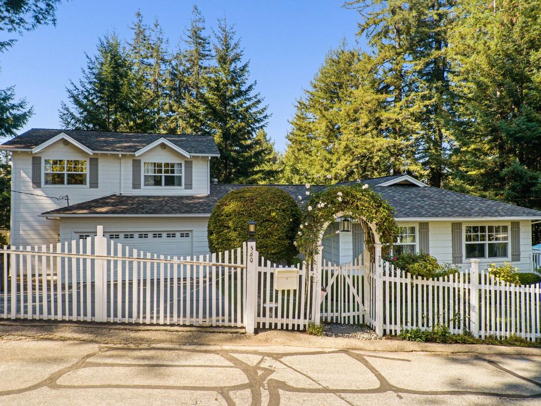 Attached, Exterior, Facade, Ranch