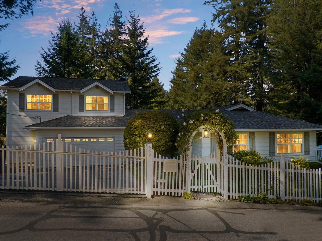 Attached, Exterior, Facade, Ranch