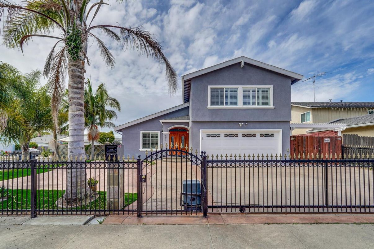 Attached, Exterior, Facade, American Craftsman