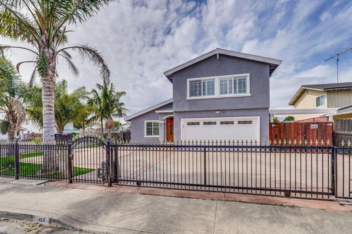 Attached, Exterior, Facade, American Craftsman