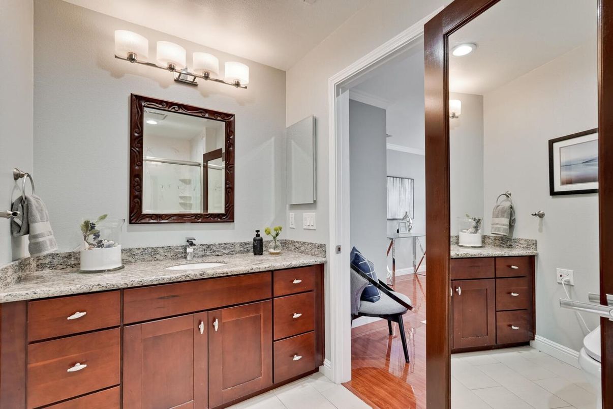 Bathroom, Dual Sink Vanities, Interior, Recessed Lighting